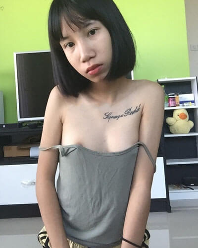 สาวน้อยวันรุ่นน่ารักโชว์นมสวยน่าดูด2